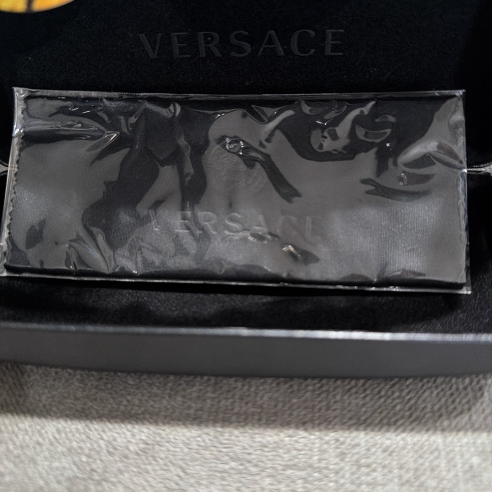 The sunglasses Versace VE4353 Tribute Barocco Print Sunglasses - Picture 4 of 4